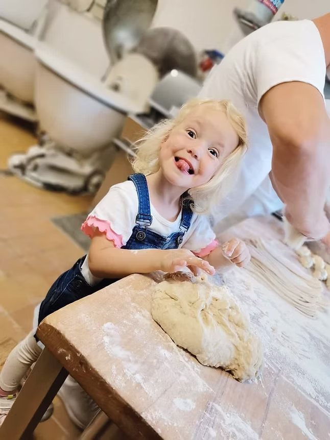 Clara Knüpfer arbeitet mit einem Brotteig